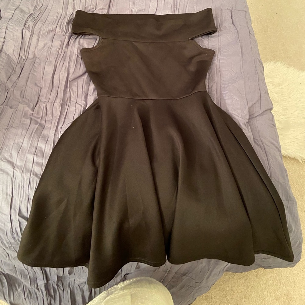 Boohoo flowy off the shoulder dress size 4